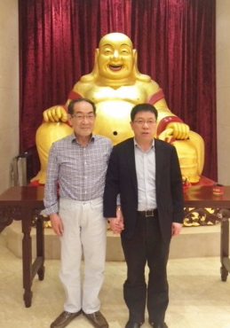 太倉宏大方圓（集団）有限公司とコンサルタント契約を締結してグラスウールの開発を進めます。　　周 介明社長と記念撮影。