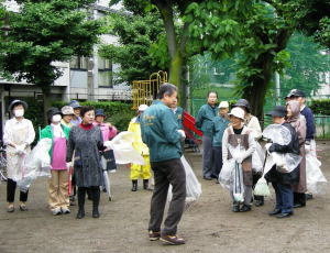ナノダックスはエコです環境応援団　の活動を支援しています。小学生と町の人と一緒です。