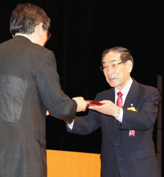 プラスチック成形加工学会の表彰式（藤田鉦則）