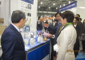 ナノダックス株式会社は産業交流展に出展して、小池百合子都知事が会場参観されました。