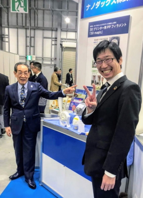 ナノダックス株式会社の佐藤勲昌がピースサイン！