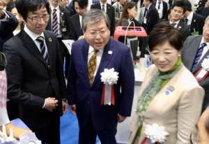 ナノダックス株式会社は産業交流展に出展して、小池百合子都知事が会場参観されました。