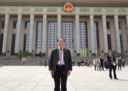 中国北京の人民大会場入門前に記念撮影